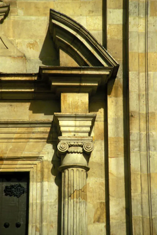 Detalle de cornisa y pilastra, catedral primada. Helmuth Dumfahrt