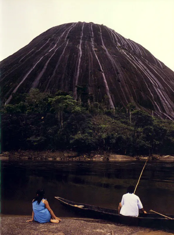 Ante la imponencia de los cerros de Mavicure en la Amazonia, una pareja de novios Puinaves contempla el remanso de las aguas del ro Inrida, 
mientras el hombre pesca con una improvisada caa. 
 Aldo Brando