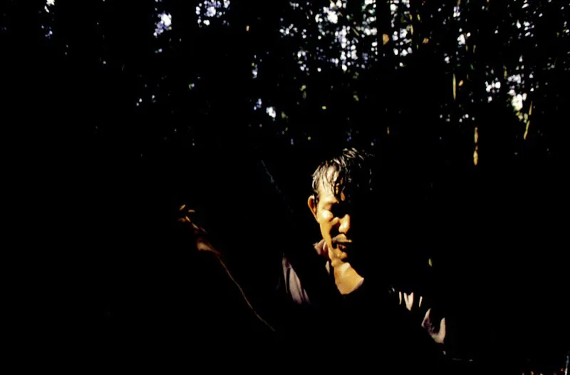 Con materiales que obtiene de 
la selva, un indgena Muinane de la Amazonia 
construye un campamento temporal, durante la travesa 
por territorios desconocidos para l, en su curiosidad por recorrer 
las selvas marcadas por la cruenta poca de la cauchera a comienzos de siglo. Aldo Brando