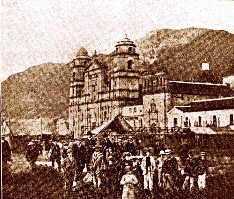 Mercado en la Plaza de Bolvar en 1850. All se celebraba, todos los viernes, el mercado semanal ms importante de la ciudad. Fotografa de Luis Garca Hevia. 