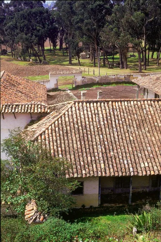 Hacienda El Vnculo, cuya casa, ubicada en el municipio de Soacha, Cundinamarca, declarada patrimonio arquitectnico nacional, fue construida en el siglo xviii. En el siglo xix tuvo una de las principales trilladoras de caf, que dio origen a una novela de Eugenio Daz, El trilladero de El Vnculo.  