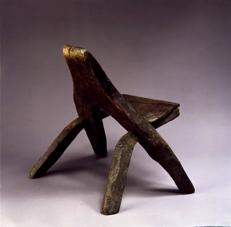 Asiento rudimentario, resultado del ensamblaje de cuatro piezas de diferentes clases de madera. Guamba, Cauca. Jos Fernando Machado