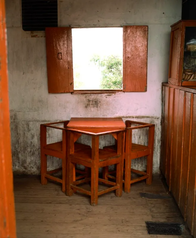 Mesa y sillas con espaldar en ngulo recto, muy utilizadas en las fondas de la regin cafetera. Chinchin, Caldas. Diego Samper