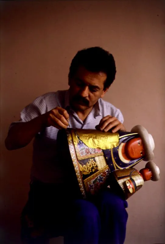 Eduardo Muoz Lora, en su taller, decorando con barniz de Pasto. Pasto, Nario. Diego Miguel Garcs