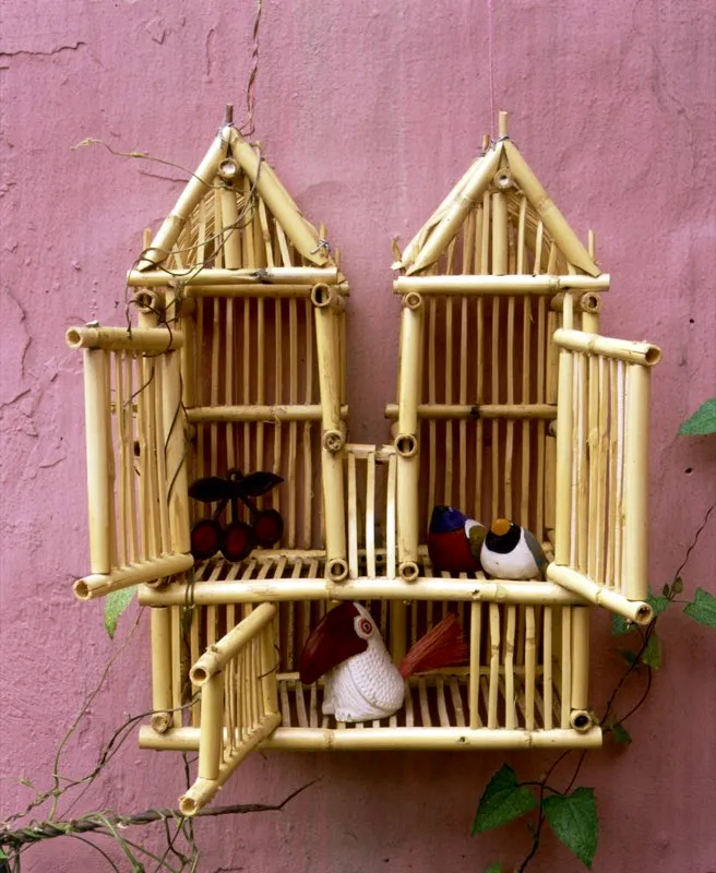 Jaula para aves elaborada en caabrava, con pjaros ornamentales en cermica. Boyac.  Jorge Eduardo Arango