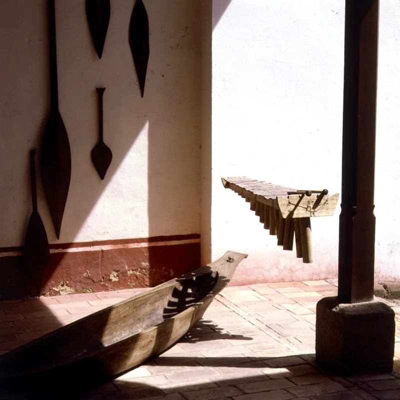 Marimba en madera dura, con canutos de resonancia en guadua y tacos en madera de chonta. Guapi, Cauca.  Jos Fernando Machado