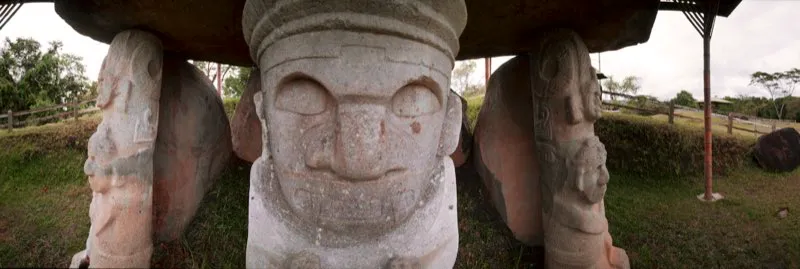  Estatua principal y guardianes del Montculo Noroeste de la Mesita B, en el Parque Arqueolgico de San Agustn. 