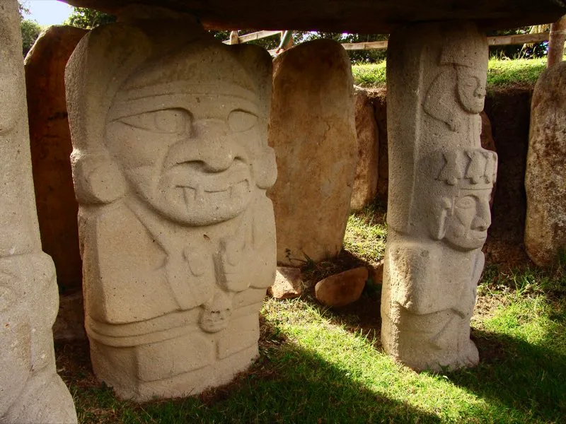 Alrededor de la mitad de las cerca de 300 estatuas que representan seres humanos o seres ms humanos que animales en el arte del Macizo Colombiano responden a la definicin de lo hiertico, tanto en el sentido de que se relacionan con lo sagrado o sacerdotal, como en la solemnidad que las caracteriza. Como en el caso de esta estatua del Montculo Noroeste de la Mesita B del Parque Arqueolgico de San Agustn,  siguen frmulas estilsticas estrictas, incluida la sujecin a las formas bsicas de la piedra, el falo y la cruz. Lo ms probable es que se trate de chamanes con distintos atributos (un crneo trofeo en esta estatua), algunos ornamentos, fauces animales ms o menos amenazadoras, nariz de mono platirrino y ojos que suelen guardar relacin con alguna caracterstica animal especfica, como los ojos rasgados del jaguar en esta figura. 