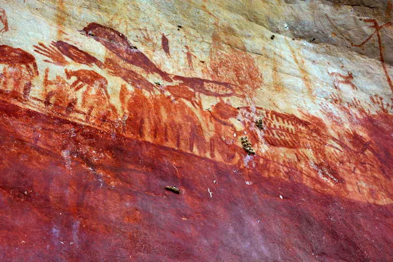 Detalle de escena en el detalle de uno de los lomos del jaguar ms grande del mural Abrigo del Chorren. Obsrvense los hombres y muchos animales encima, danzando al unsono, incluidos un gran jaguar decorado con hombres abstractos tambin bailando en su interior. 