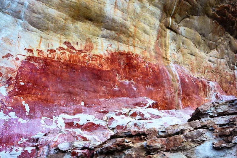 Este Abrigo, llamado el Chorren, muestra una gran mancha fucsia en el estrato inferior, encima de un estrato blancuzco. Lo fucsia realmente contiene dos grandes figuras de jaguar superpuestas, en la parte izquierda y estas a su vez se enfrentan por sus cabezas con otra gran figura de jaguar, pintada en sentido contrario (cada una mide ms de 4 m). 