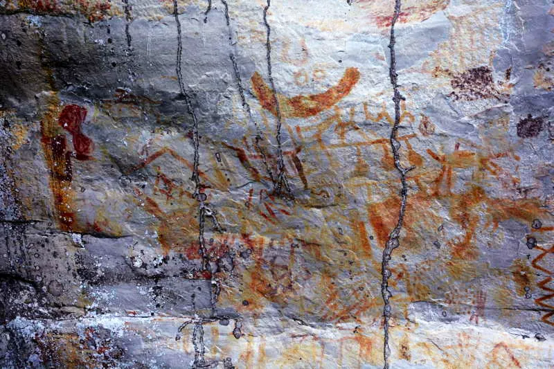 Una escena de hombres danzantes en alineacin de lnula. Esta imagen saturada de color permite ver el poste del Axis Mundi y varias figuras grandes danzando al interior, pero sin gran definicin. Al lado y debajo de la danza destacan un par de venados. 