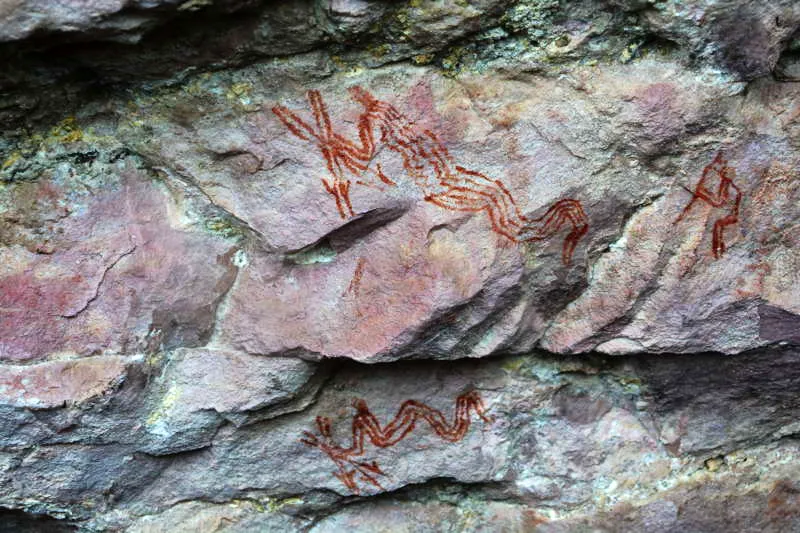 Los cuerpos elongados muestran los trazos serpenteantes o zigzagueantes. En la imagen, cazadores-guerreros empuando armas denotan quizs el efecto de algn entegeno, que, en este caso, no acompaa la escena. 