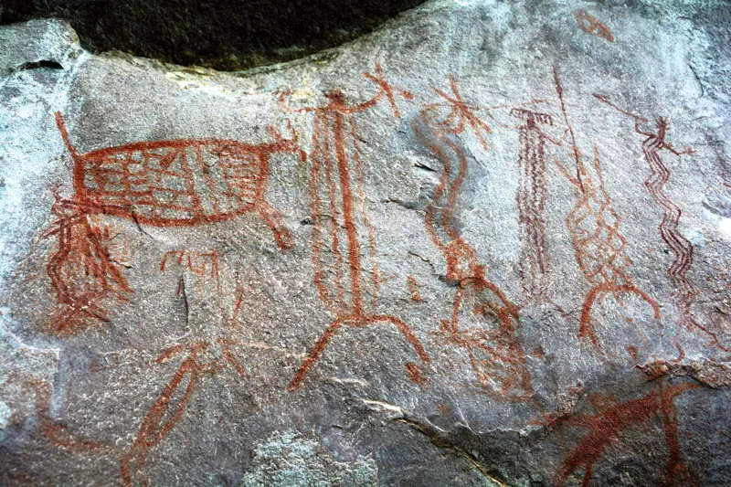 Hombres que danzan al lado de un venado y una pareja que tiene coito debajo de las patas del crvido. Los danzantes con cuerpos elongados, muestran sus armas y una serie de pinturas corporales y tocados de especial significado simblico y ceremonial. 