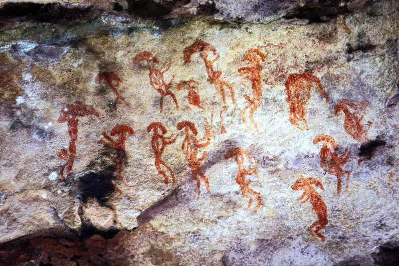 Hombres con tocado en forma de lnula invertida son reiterativos en las representaciones humanas de Chiribiquete. 