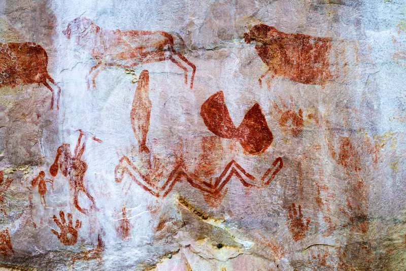 Un par de serpientes con decoracin geomtrica (Xs) en paralelo con cabezas en sentido opuesto, estn acompaadas de una lnula. Un nutrido nmero de figuras humanas en lnea, seguramente en baile ceremonial, acompaan la escena. 