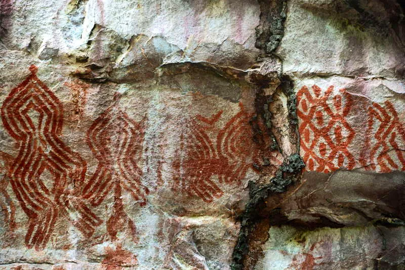 Los trajes ceremoniales, con los que se recubren los cuerpos en las danzas rituales, tienen tambin cabida en la fase Guayabero/Guaviare y Papamene, con elementos de composicin muy geomtricos y abstractos. 