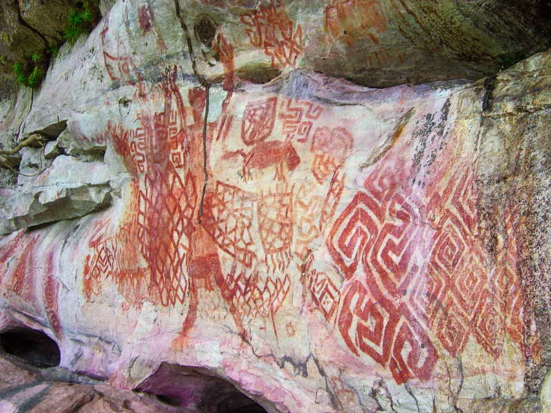 En la Fase Guayabero/ Guaviare se documentan constantemente grandes figuras de seres suprahumanos con rasgos de monstruos, ampliamente adosados y acompaados de geomtricos, como en este caso de la serrana de La Lindosa. 