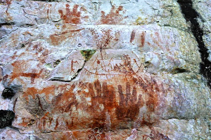 Las manos encierran y refrendan una escena ritual en la cspide de un mural, con un sentido de intensidad y reafirmacin, asociado en este caso a la Canoa Csmica Floreada y el baile ceremonial. 