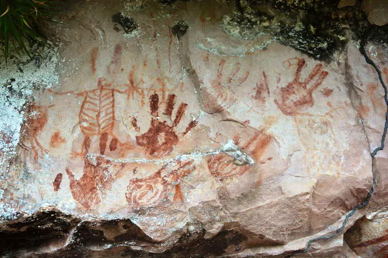 En nichos especficos de los murales es frecuente encontrar manos refrendadoras solas o con otro tipo de dibujos, como en este caso, sobre el techo, con algunos cazadores-guerreros. 