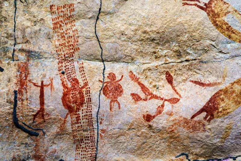 La decoracin dactilar se us especialmente en el interior de las figuras de jaguares, de cazadores-guerreros y de chamanes. En muchas oportunidades, en los murales de Chiribiquete, se observa un conector fundamental entre el supramundo y el inframundo. 