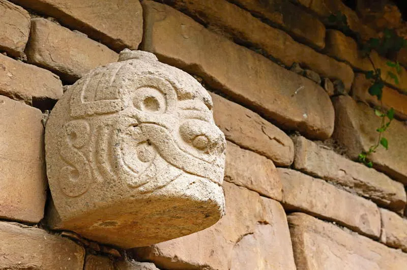 La estatuaria de Chavn de Huntar, en la ceja de selva peruana, marca un momento de inflexin muy importante del desarrollo de la jaguaridad en lo urbano de los Andes Centrales 