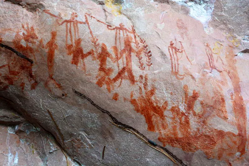 Detalle de un grupo de cazadores-guerreros con su atavo de propulsores y dardos, propios de la Fase Ajaju. 