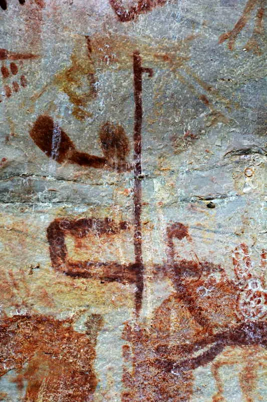 Un propulsor deriva en medio de geomtricos, en mural de la Fase Guayabero/ Guaviare. 