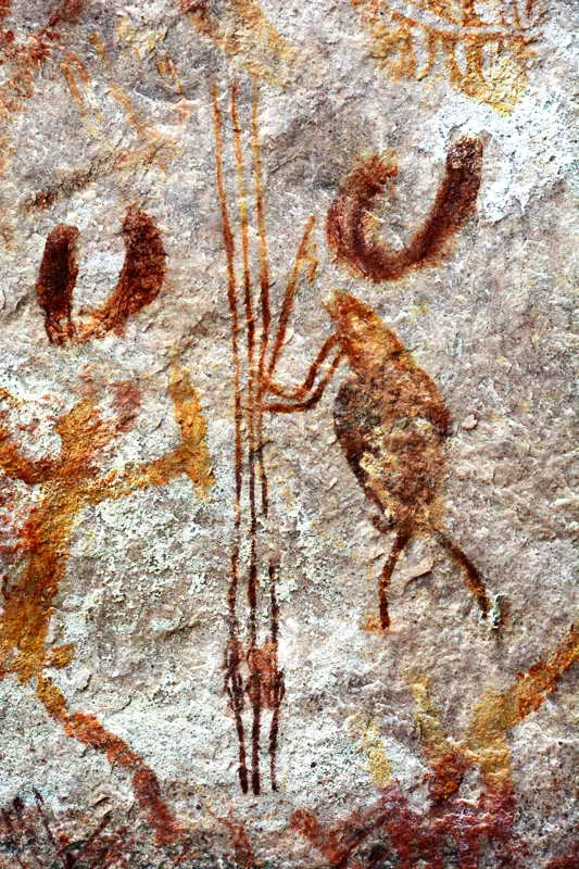 Un par de cazadores llevan sus largos venablos en medio de una danza ritual, tridgitos y lnula acompaan este cortejo de cacera. 