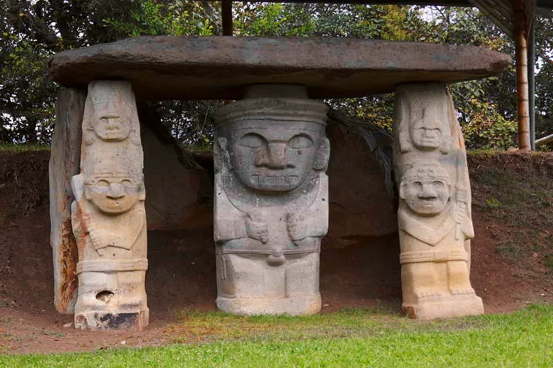 En la estatuaria de San Agustn, en la zona andina sur de Colombia, son frecuentes las representaciones de las mazas o macanas que acompaan a los guerreros en muchas tumbas de esta gran necrpolis, que est ampliamente asociada a la figura del jaguar. 