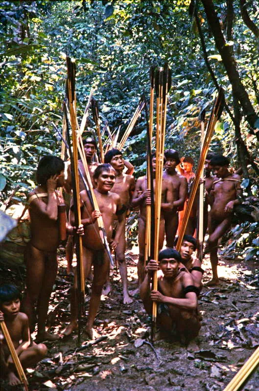 El entrenamiento de los hombres selvticos ha sido desde siempre un aspecto fundamental de su formacin como cazadores y guerreros. En la imagen, hombres yanomam de diferentes edades tienen la responsabilidad de ir entrenando a sus hijos y a los jvenes de la comunidad en estas artes de subsistencia bsica. 