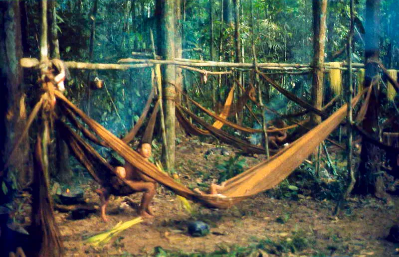 Detalle del campamento transitorio nukak para la poca de verano. 