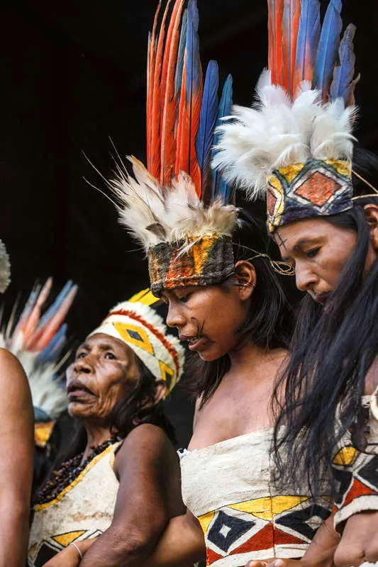 Generalmente las mujeres tienen restricciones en muchos de los procesos que se llevan a cabo en la ritualidad aborigen en el Amazonas, no obstante participan activamente en roles especiales en determinadas ceremonias, como ocurre en esta danza koreguaje, en el Putumayo. 