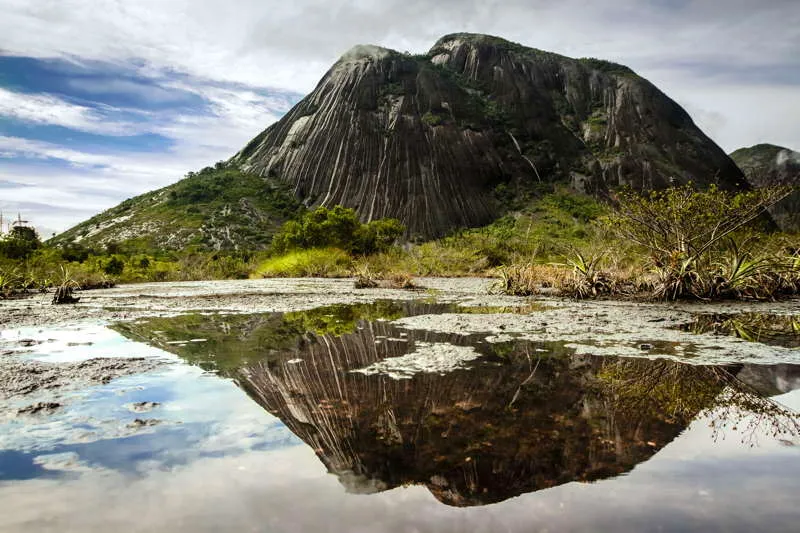 El chamanismo considera los cerros amaznicos un elemento estratgico dentro de sus mapas mentales y lugares sagrados. Muchos sitios, como el de la fotograf a, el cerro Mavecure, ofrecen cantidad de evidencia ritual y ceremonial de carcter chamnico, como numerosos petroglifos al lado del ro Guaviare. 