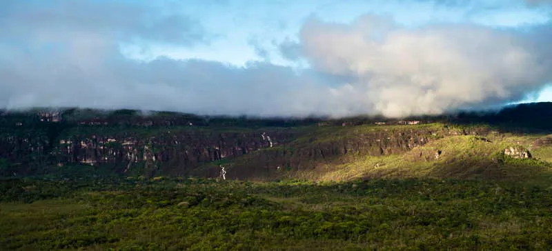 Escurrimientos de agua en una mesa tepuyana, en medio de una tormenta. 