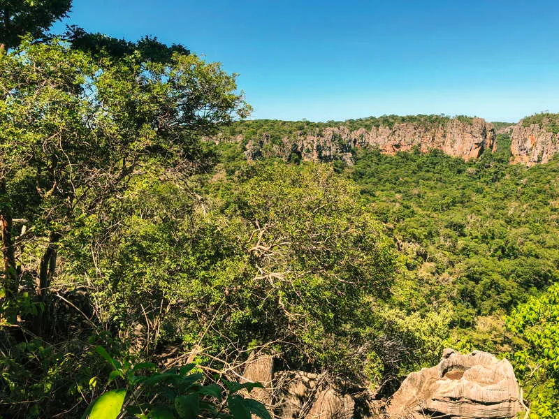 El sitio arqueolgico de Peruau, hoy un gran Parque Nacional (Cavernas do Peruau), creado en 1999 con una superficie de 1.000.000.000.000 ha, est localizado cerca de las ciudades de Januria y de Itacarambi en la regin norte de Minas Gerais. 