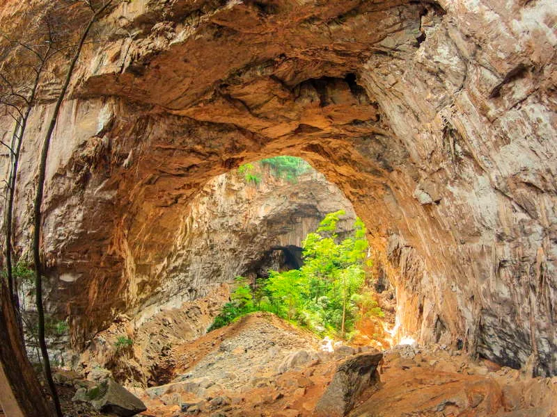 El Parque Nacional Cavernas de Peruau alberga ms de 150 cuevas y cavernas y un nmero muy importante de sitios arqueolgicos que se destacan por sus representaciones rupestres, cuya evidencia humana se remonta a 11 mil aos de antigedad. 