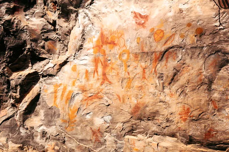 Detalle de uno de los murales pictricos de Peruau, en el que se pueden observar representaciones humanas, animales y geomtricas con rasgos burdos o finos, pero una gran composicin abstracta de tipo policromtico de fina confeccin. 