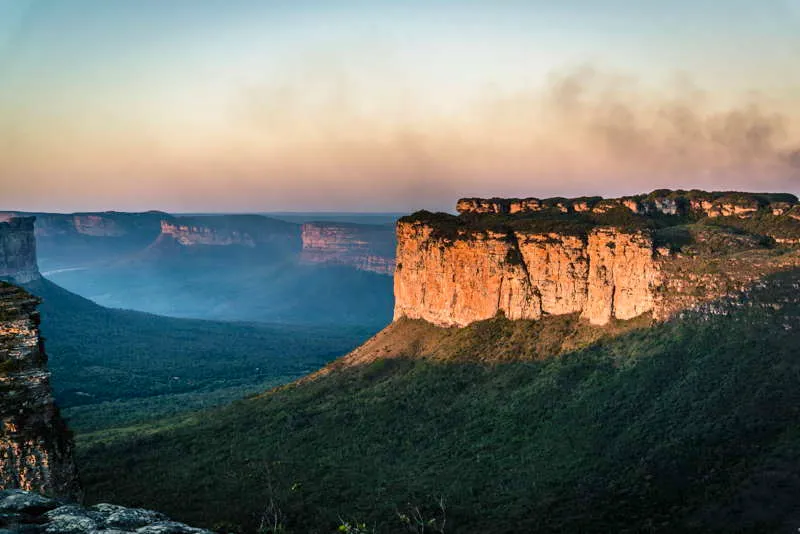 La evolucin geolgica y geomorfolgica de la regin de la Chapada Diamantina favoreci la formacin de cadenas montaosas alargadas, que muestra valles suspendidos, estrechos y profundos, aunque en su costado oriental, entre Lenis y Morro do Chapu, predomina un plegamiento con estructuras ms redondeadas. En la imagen se observan las formaciones de meseta y colinas tabulares en la regin de Iraquara, de carcter krstico, de gran inters. 