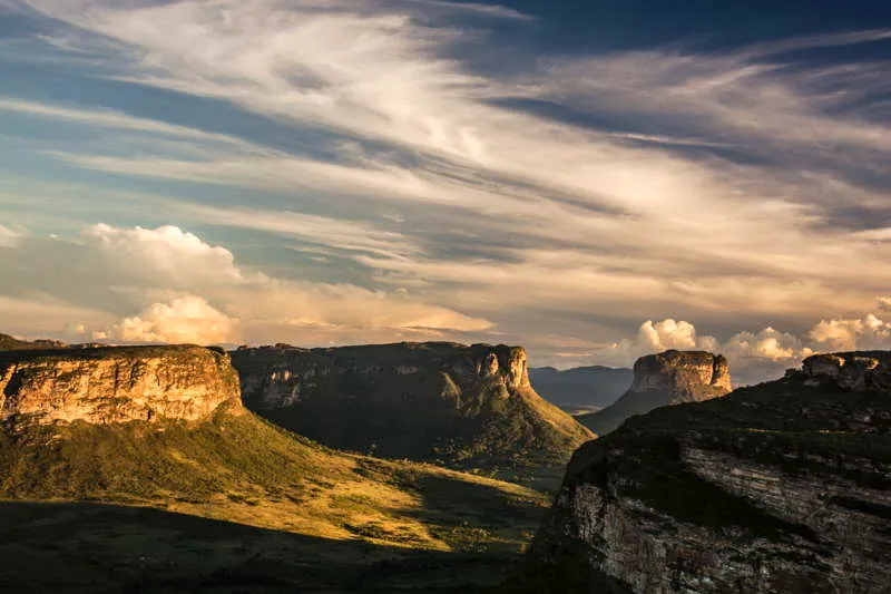 La regin de la Chapada Diamantina, ubicada en la parte central del estado de Baha, contiene un hbitat semirido y formaciones que alcanzan entre 1.000 y 2.000 metros sobre el nivel del mar. Geolgicamente es una formacin muy antigua, correspondiente a los restos de una cuenca sedimentaria que se asent sobre el cratn de So Francisco hace unos 1.500 millones de aos. Como se observa en esta imagen, presenta un dominio de mesetas en estructuras plegadas, donde predomina un patrn de cspides planas que le da una apariencia similar a los tepuyes guyaneses. 