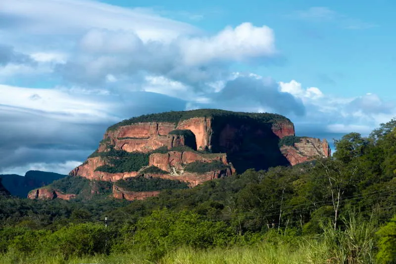 La formacin geolgica de la Chiquitania en Bolivia, donde se encuentra un numeroso conjunto de representaciones rupestres afines a la TCC, forma parte de antiguas cuencas sedimentarias del Paleozoico, algunas de ellas pertenecientes al escudo de Guapor, compuesto de rocas cristalinas precmbricas, la macrounidad geolgica ms antigua de este pas. 