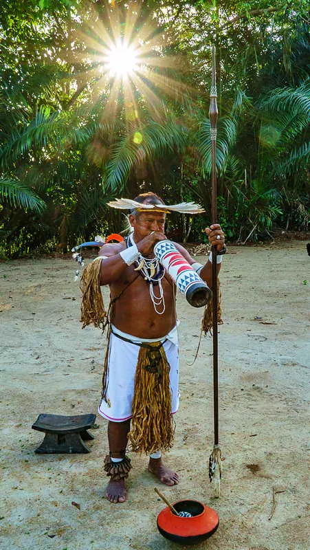 Las comunidades indgenas de los ros Caquet-Vaups- Putumayo-Apaporis-Pira Paran, entre otros afluentes regionales, comparten una serie de elementos comunes, en los que se destaca la figura emblemtica del chamn y todo un complejo ritual y ceremonial que incluye los taburetes, el uso de plantas sagradas, los atuendos y la parafernalia asociada a la deidad tutelar, el amplio conocimiento de la jaguaridad y el manejo de recursos naturales que mantienen gran vnculo con los cerros sagrados. 