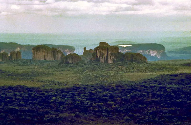 Primeros sobrevuelos realizados sobre la serrana y sus selvas aledaas, entre 1987 y 1989, mientras se construa el primer mapa de Chiribiquete que servira de base para la declaratoria del parque nacional. 