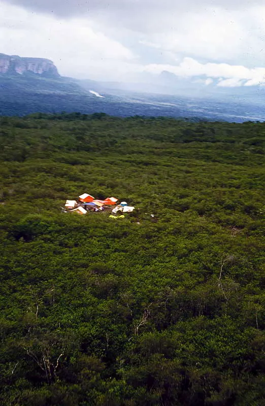 Detalle del primer campamento base levantado en las expediciones de 1991. 