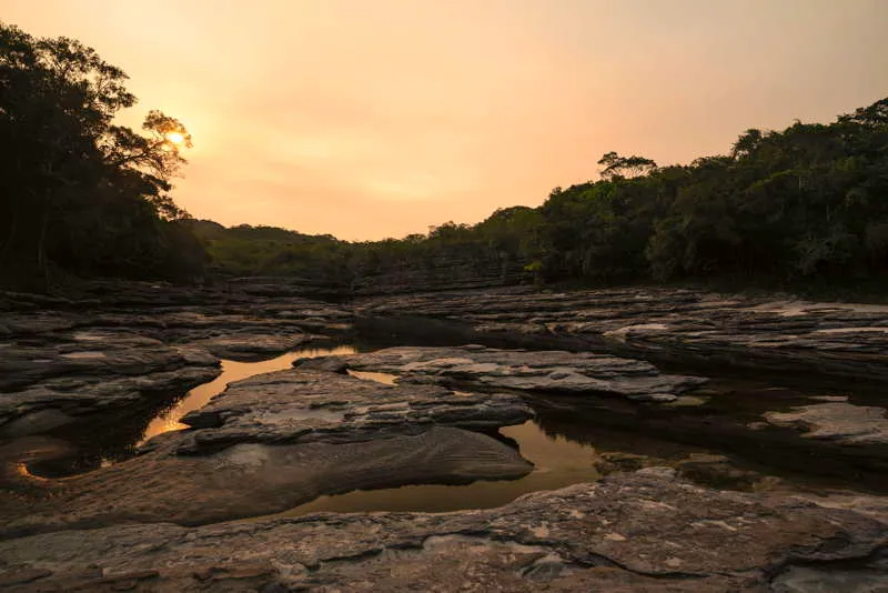 El labrado del agua y sus procesos erosivos naturales y de escala geolgica, cumplen un papel determinante no solo por ser formadores claves del relieve existente en ms grandes mesas y en los lechos rocosos de las planicies circunvecinas de la serrana, sino que adems es un factor determinante en la composicin ecolgica de las formaciones de flora y fauna de este Parque Nacional. Es evidente que lo es tambin en el papel cultural y espiritual del territorio, tal como se ha podido explicar a lo largo de esta obra. 