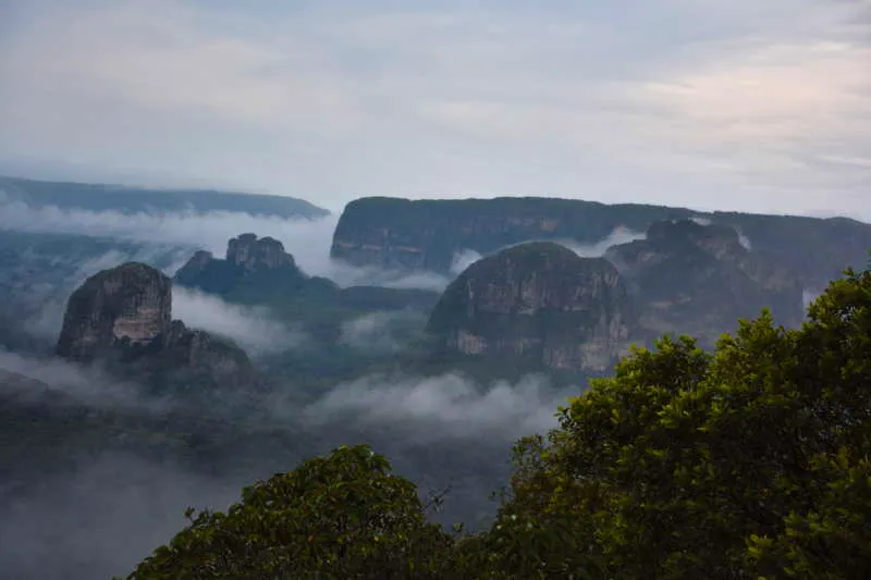 Los valores ms altos de humedad relativa, del pas (superiores al 85%), se registran en la mayor parte de las regiones Pacfica y Amazonia. Esta caracterstica est relacionada con las altas precipitaciones y ratas de evaporacin presentes en estas zonas. En Chiribiquete el vapor de agua es visible cuando se condensa en superficie, a partir del manto selvtico, y da lugar a la formacin de nubes, permitiendo observar, a simple vista, cuando los procesos de evaporacin y transpiracin actan sobre el mgico relieve que favorece el encajonamiento de la humedad del aire y se evidencia el sorprendente proceso del ciclo hidrolgico sobre esta gran roca. 