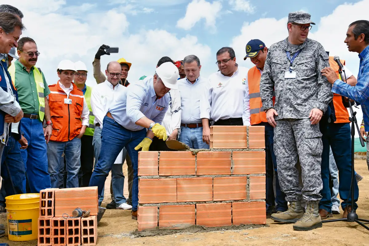 El presidente coloca los primeros bloques de las obras de ampliacin del aeropuerto Guillermo Len Valencia, Popayn, Cauca, 13 de abril de 2019. 